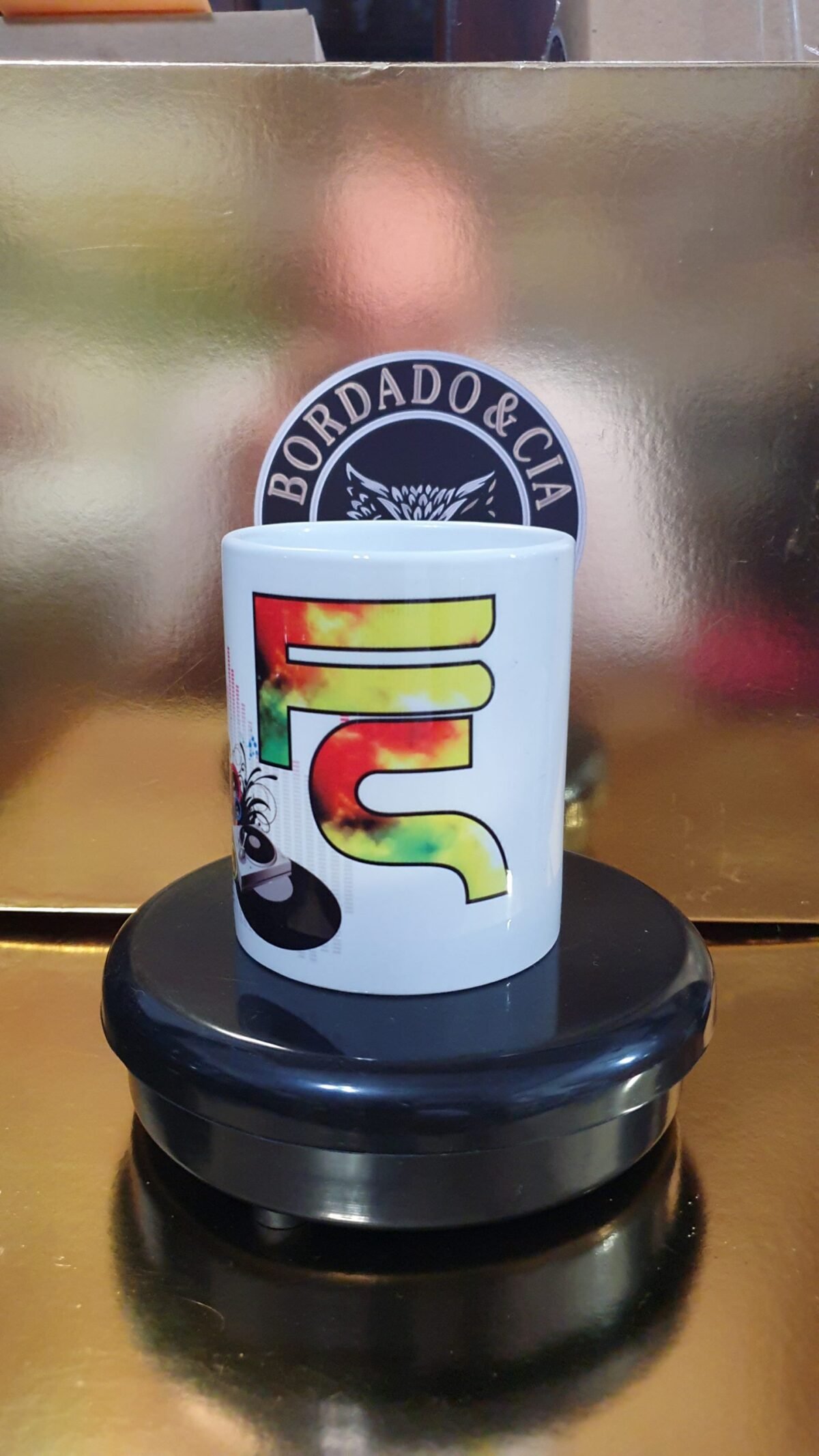 Caneca Oficial – DJ FABIO SAN – CC-FS-04 – Equalizador e Logo by Bordado & Cia - @bordado.cia