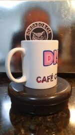 Caneca Oficial do Café com Bolacha da Discoteca do DJ Willinha by Bordado & Cia - @bordado.cia @djwillinha