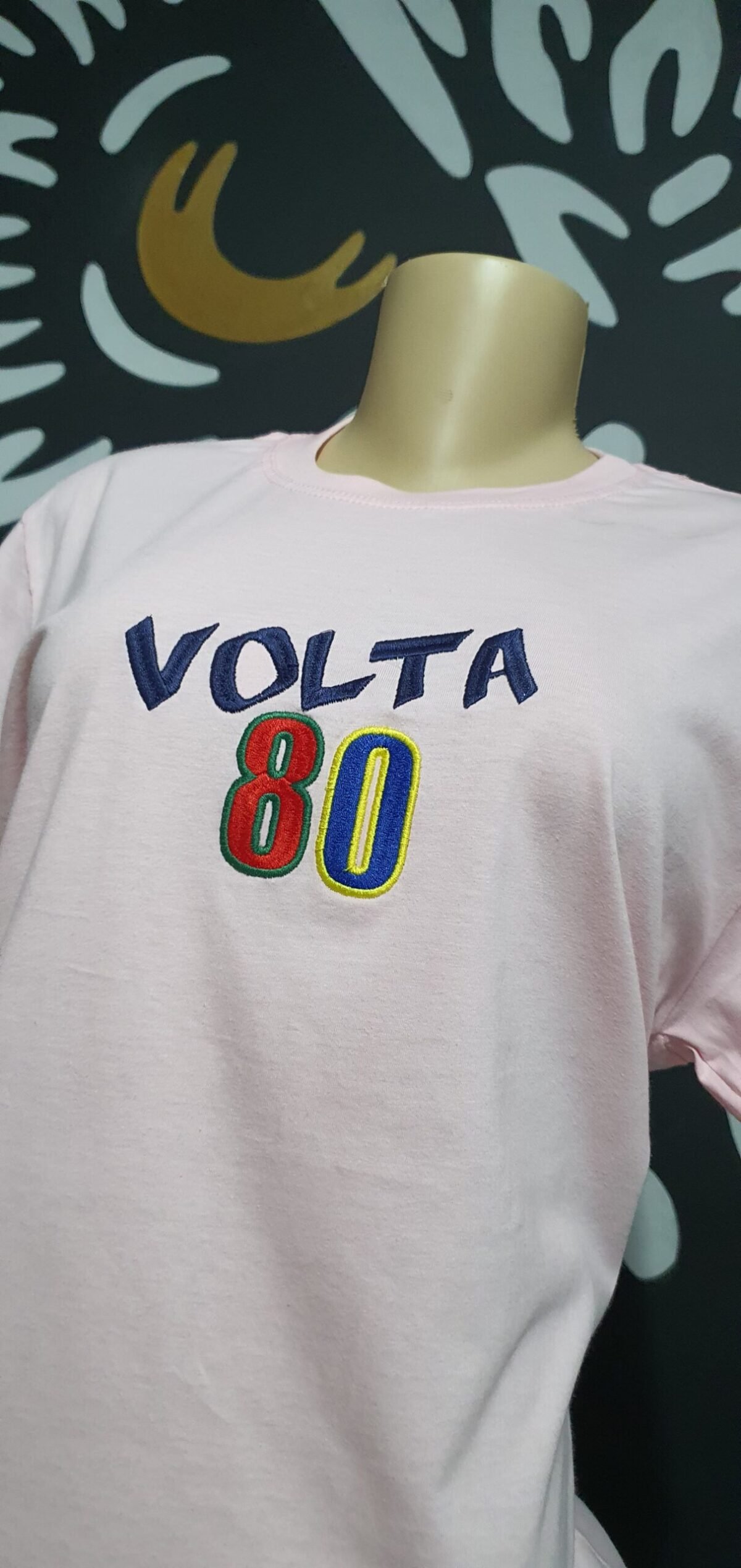 Camiseta bordada feminina - Volta 80 - Logotipo Volta 80 - by Bordado & Cia - @bordado.cia @volta80