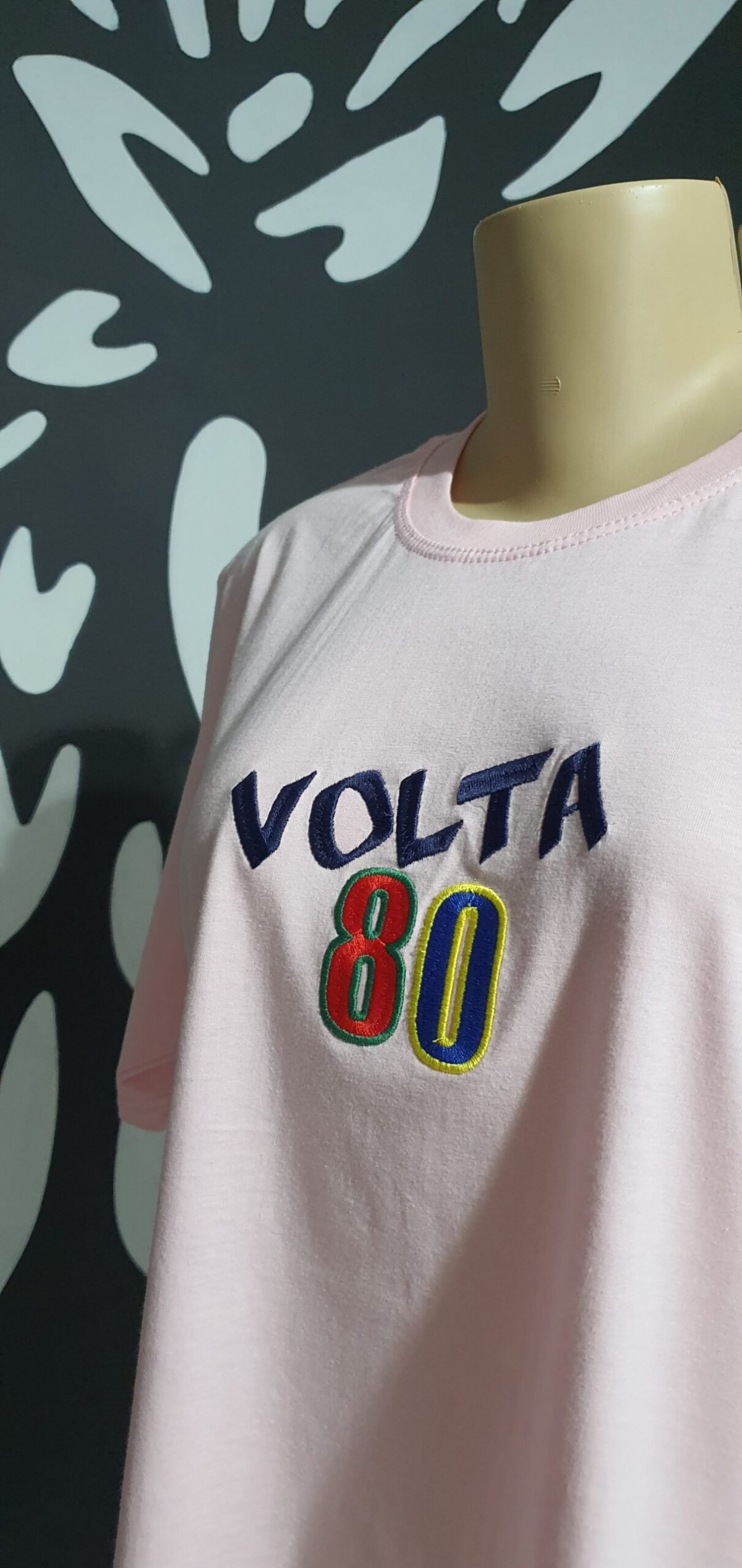 Camiseta bordada feminina - Volta 80 - Logotipo Volta 80 - by Bordado & Cia - @bordado.cia @volta80