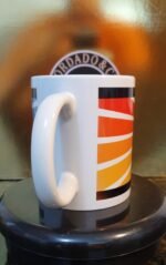 Caneca Oficial da Bordado & Cia Custom - Anos 90's - Color - by Bordado & Cia - @bordado.cia