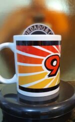 Caneca Oficial da Bordado & Cia Custom - Anos 90's - Color - by Bordado & Cia - @bordado.cia