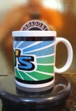 Caneca Oficial da Bordado & Cia Custom - Anos 90's - Color - by Bordado & Cia - @bordado.cia