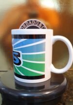 Caneca Oficial da Bordado & Cia Custom - Anos 90's - Color - by Bordado & Cia - @bordado.cia