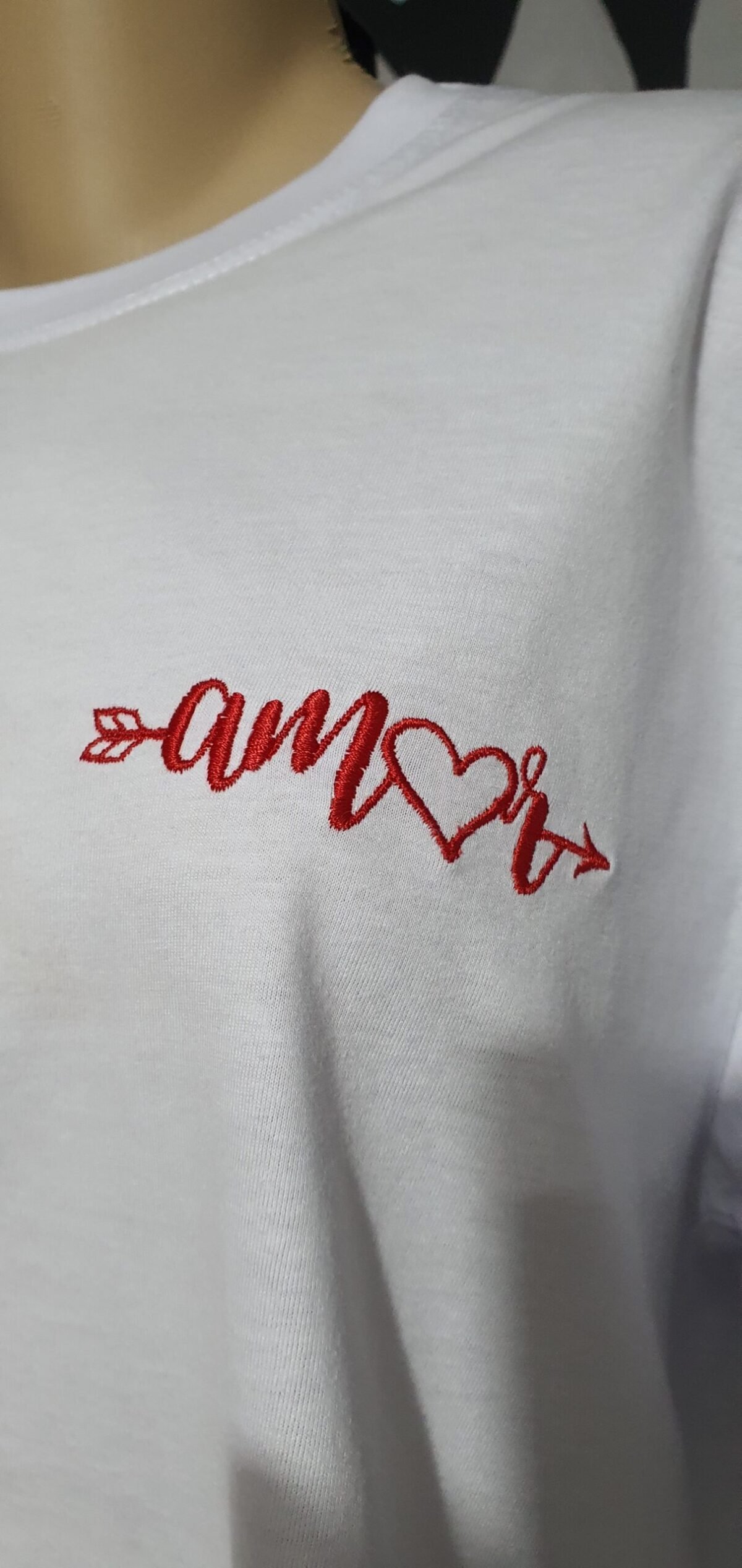 Camiseta Bordada "Amor" by Bordado & Cia - @bordado.cia