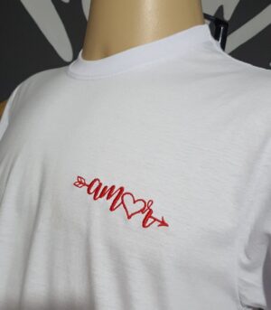 Camiseta Bordada "Amor" by Bordado & Cia - @bordado.cia