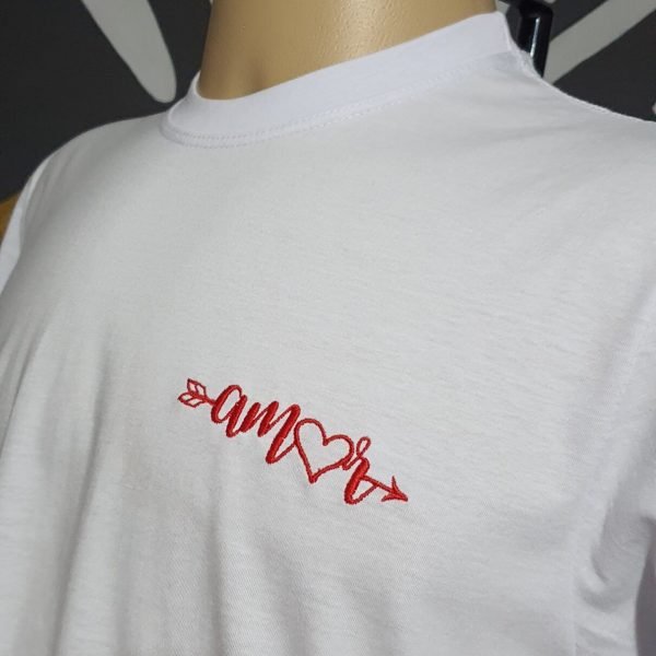 Camiseta Bordada "Amor" by Bordado & Cia - @bordado.cia