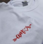 Camiseta Bordada "Amor" by Bordado & Cia - @bordado.cia