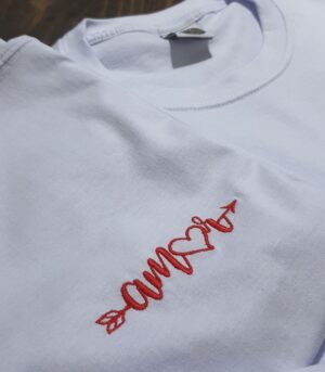 Camiseta Bordada "Amor" by Bordado & Cia - @bordado.cia
