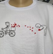 Camiseta Bordada "Caminho de Amor" by Bordado & Cia - @bordado.cia