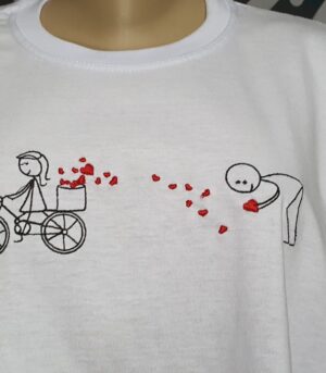 Camiseta Bordada "Caminho de Amor" by Bordado & Cia - @bordado.cia