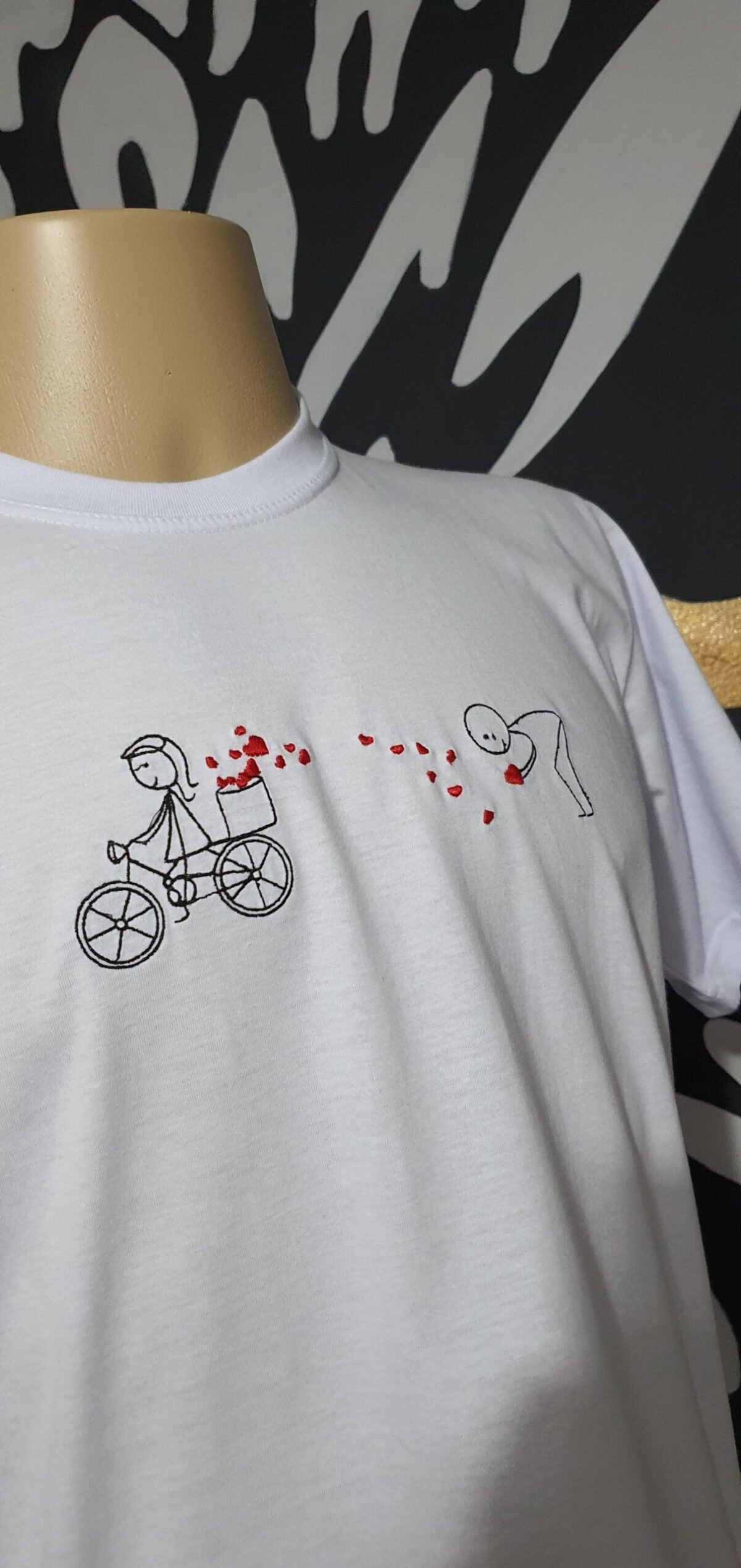 Camiseta Bordada "Caminho de Amor" by Bordado & Cia - @bordado.cia