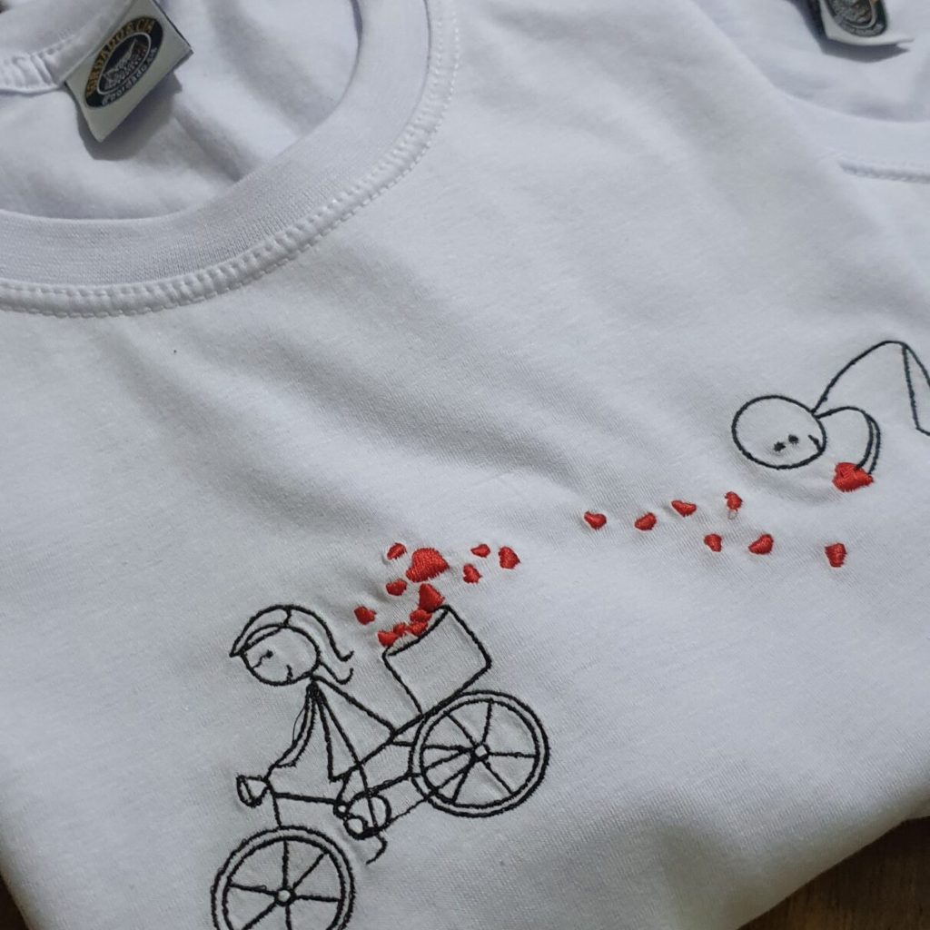 Camiseta Bordada "Caminho de Amor" by Bordado & Cia - @bordado.cia