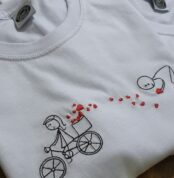 Camiseta Bordada "Caminho de Amor" by Bordado & Cia - @bordado.cia