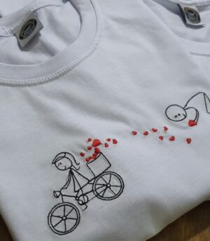 Camiseta Bordada "Caminho de Amor" by Bordado & Cia - @bordado.cia