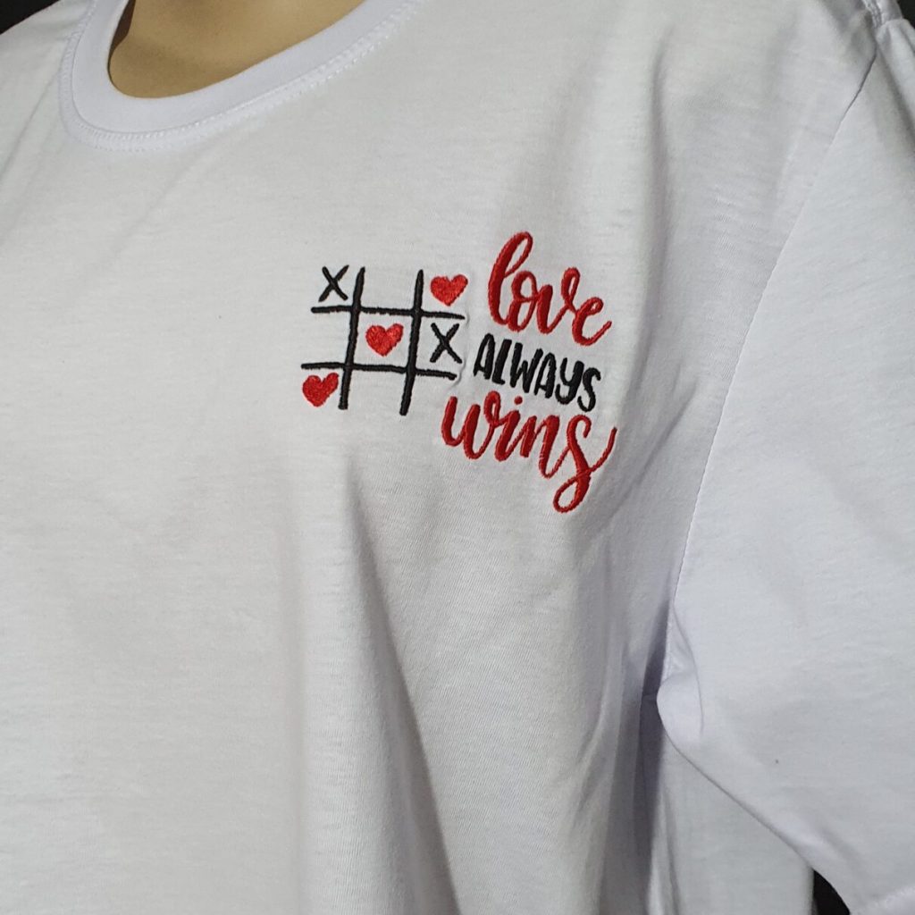 Camiseta Bordada "Love Aways Wins" by Bordado & Cia - @bordado.cia