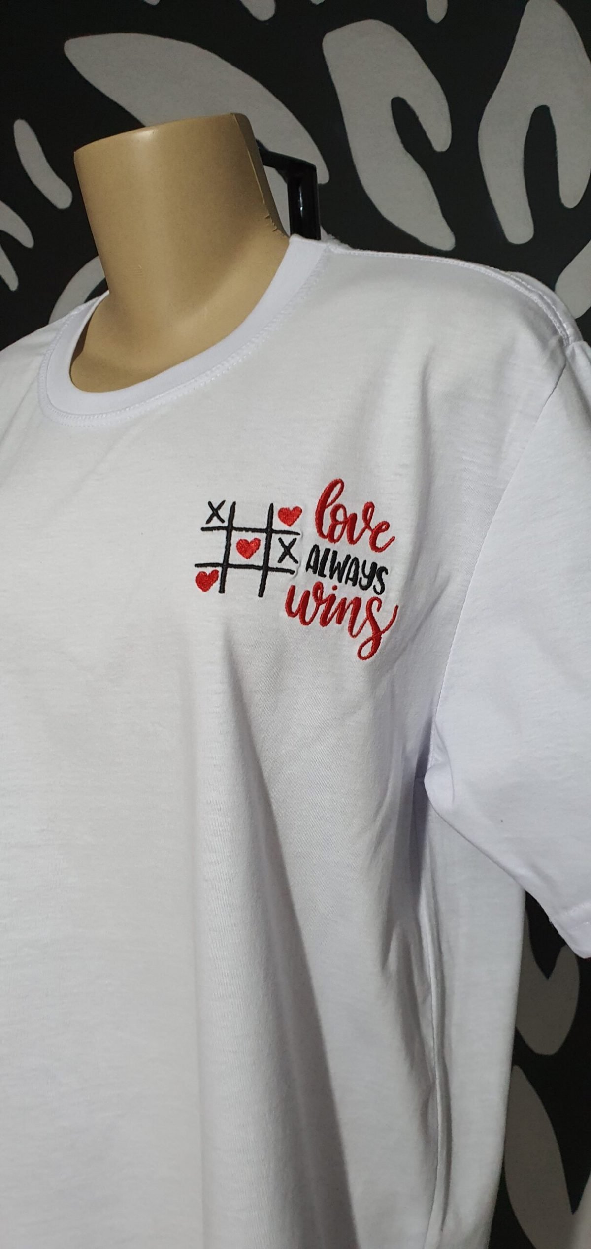 Camiseta Bordada "Love Aways Wins" by Bordado & Cia - @bordado.cia