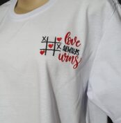 Camiseta Bordada "Love Aways Wins" by Bordado & Cia - @bordado.cia