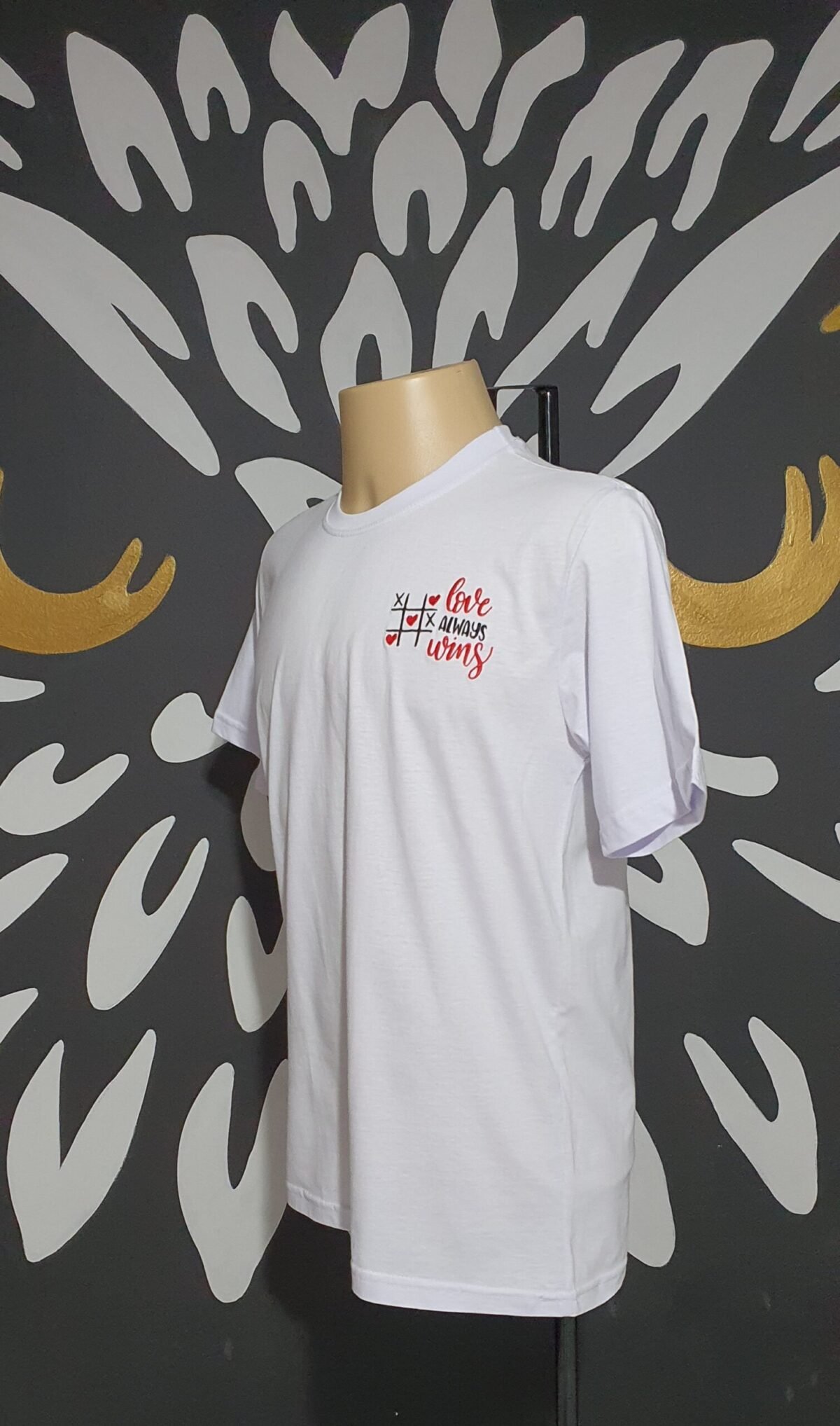 Camiseta Bordada "Love Aways Wins" by Bordado & Cia - @bordado.cia