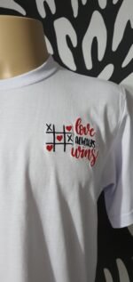 Camiseta Bordada "Love Aways Wins" by Bordado & Cia - @bordado.cia