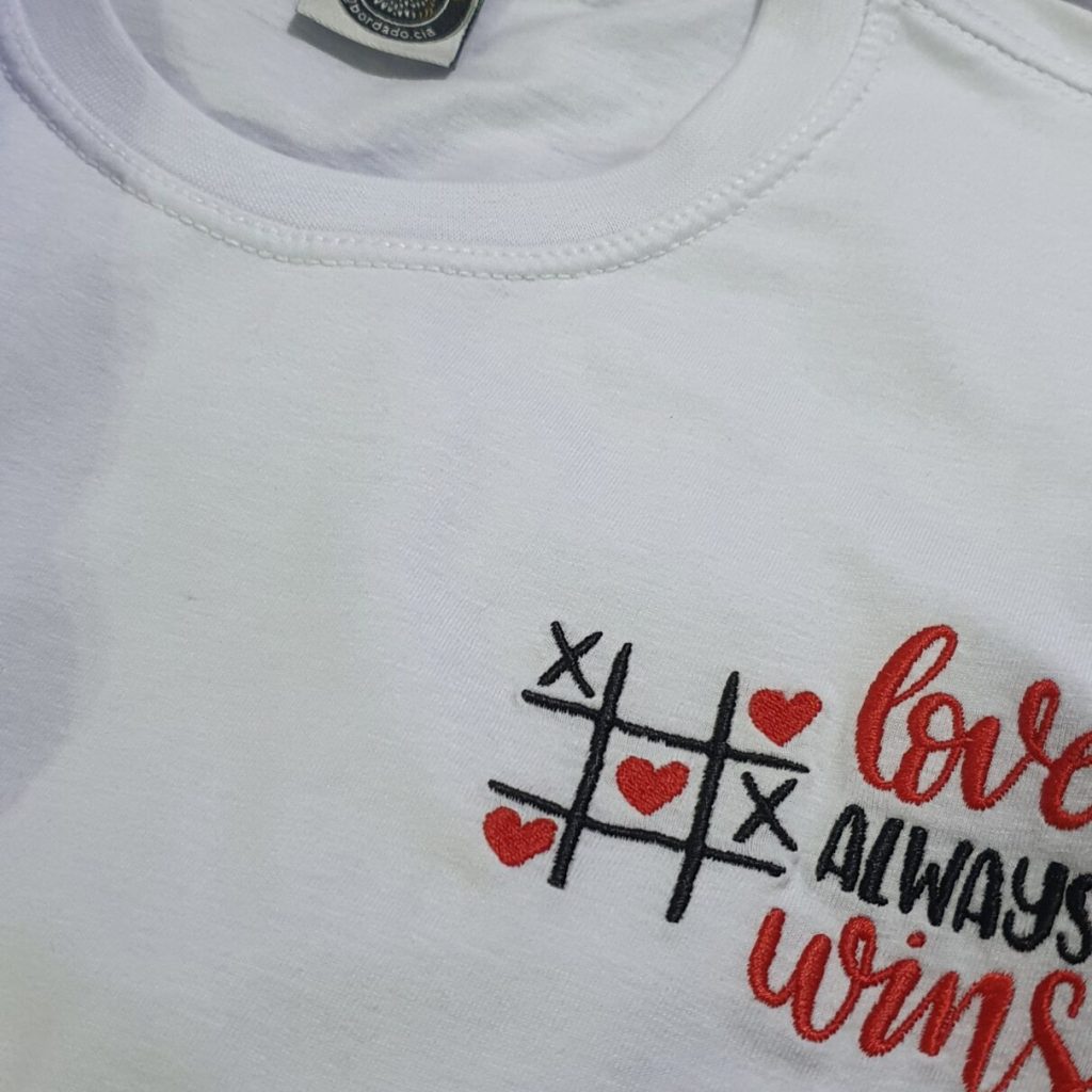 Camiseta Bordada "Love Aways Wins" by Bordado & Cia - @bordado.cia