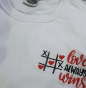 Camiseta Bordada "Love Aways Wins" by Bordado & Cia - @bordado.cia
