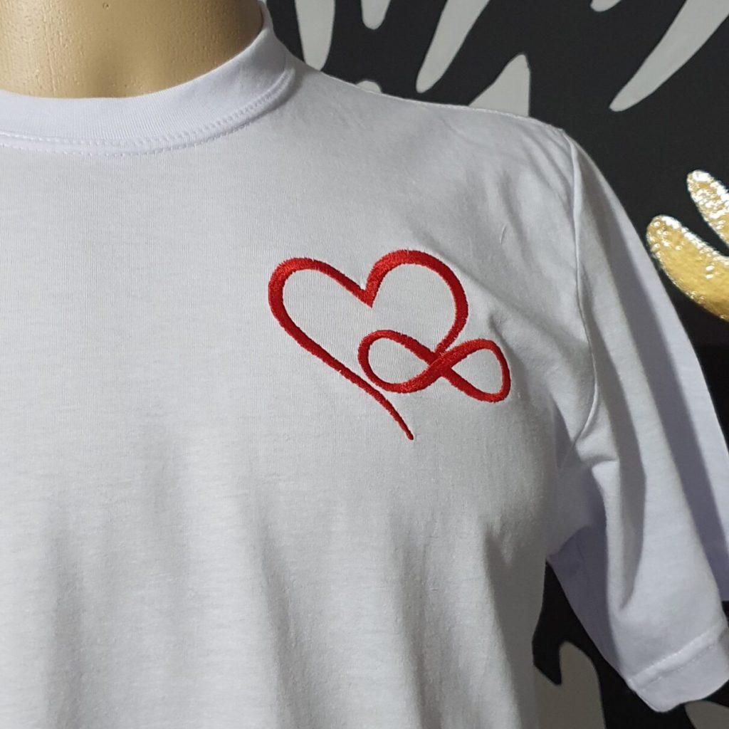 Camiseta Bordada "Love Forever" by Bordado & Cia - @bordado.cia