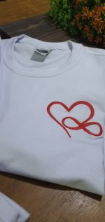 Camiseta Bordada "Love Forever" by Bordado & Cia - @bordado.cia