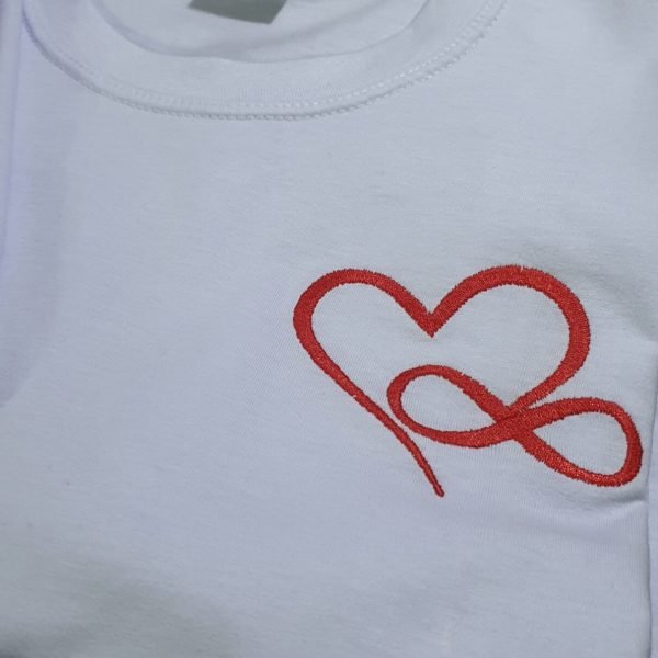 Camiseta Bordada "Love Forever" by Bordado & Cia - @bordado.cia
